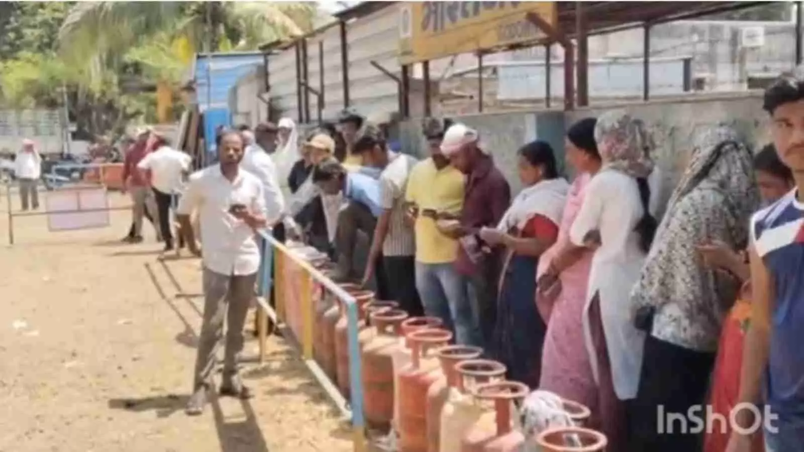 Domestic LPG shortage reported in Latur as residents queue at agencies