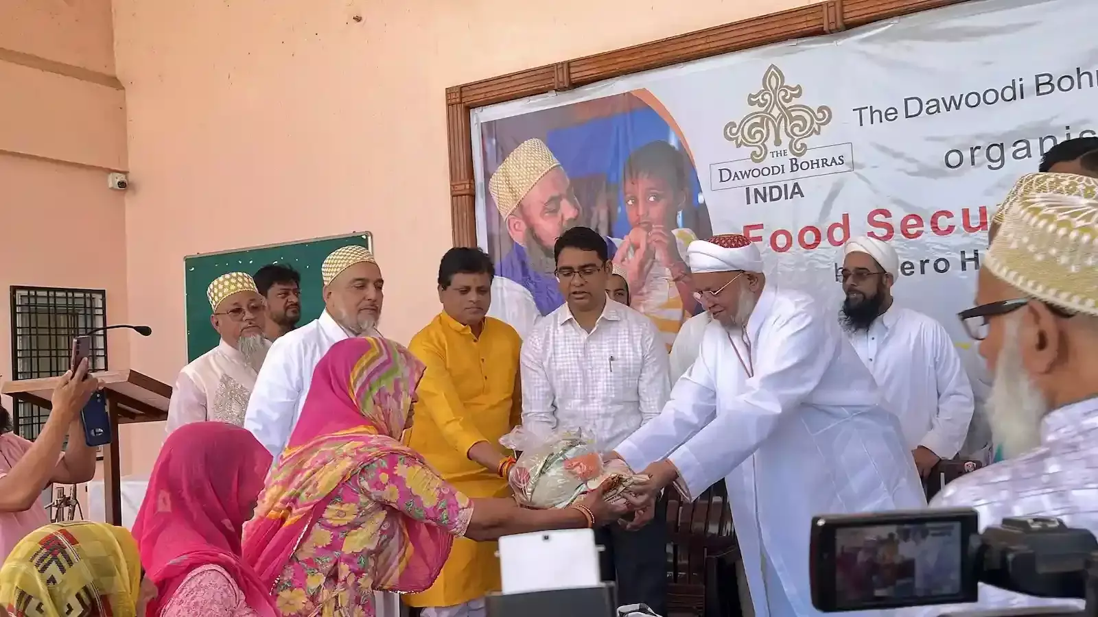 सैफ़िया स्कूल डूंगरपुर में मिलाद कार्यक्रम के दौरान जरूरतमंद परिवारों को राशन किट वितरण कार्यक्रम का दृश्य सैफ़िया स्कूल डूंगरपुर में मिलाद कार्यक्रम के दौरान जरूरतमंद परिवारों को राशन किट वितरण कार्यक्रम का दृश्य