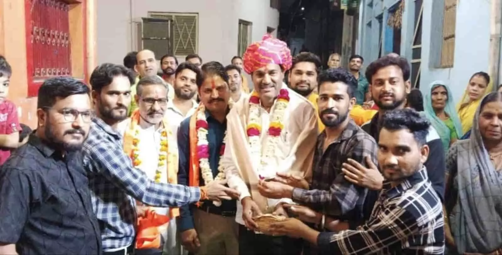 वार्ड 33 मंडोला में विकास कार्य पूर्ण, विधायक राधेश्याम बैरवा का सम्मान वार्ड 33 मंडोला में विकास कार्य पूर्ण, विधायक राधेश्याम बैरवा का सम्मान