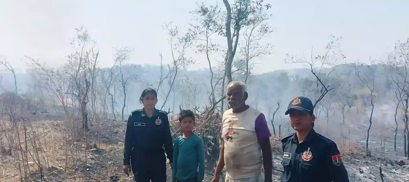 लसाड़िया जंगल आग में फंसे बच्चे को महिला कांस्टेबलों ने बचाया