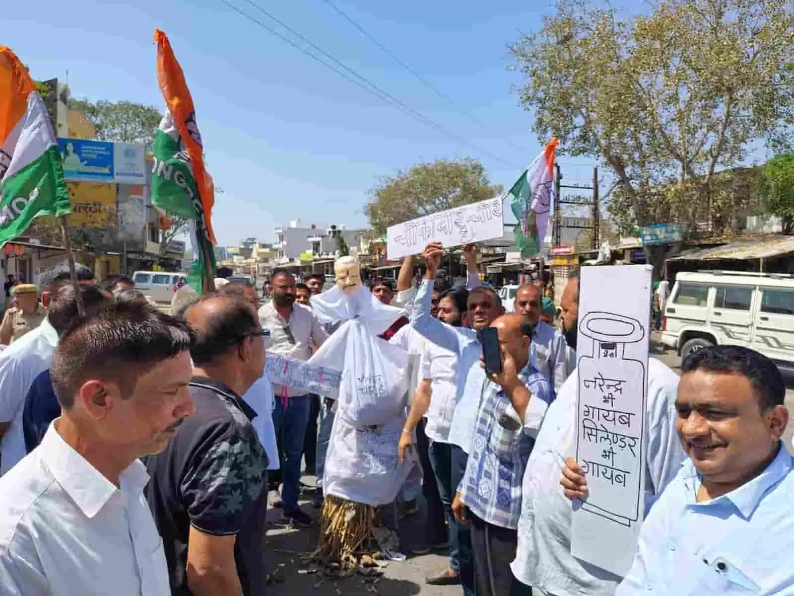 रसोई गैस कीमतों के विरोध में मावली में कांग्रेस का प्रदर्शन, पुतला दहन