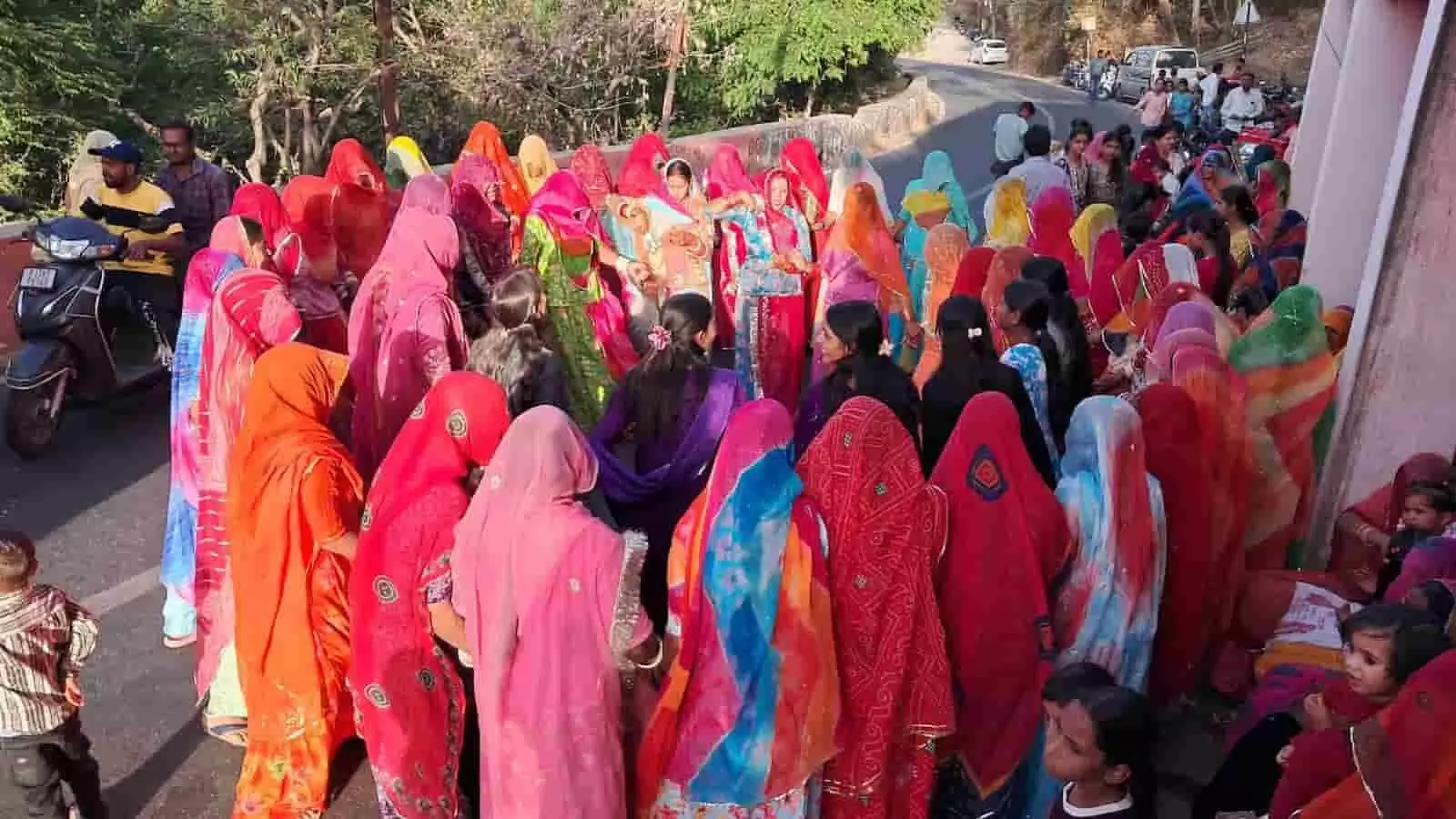 आबू राज में श्री हनुमानजी का मेला आयोजित, श्रद्धालुओं ने चढ़ाई धर्म ध्वजा आबू राज में श्री हनुमानजी का मेला आयोजित, श्रद्धालुओं ने चढ़ाई धर्म ध्वजा