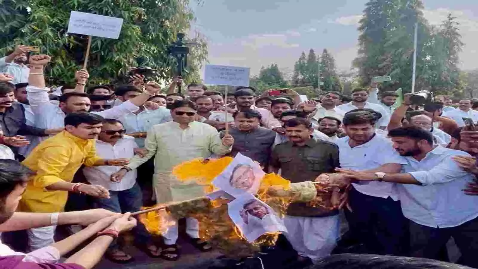 मणिशंकर अय्यर के बयान पर भाजपा ने गांधी सर्किल पर किया विरोध प्रदर्शन मणिशंकर अय्यर के बयान पर भाजपा ने गांधी सर्किल पर किया विरोध प्रदर्शन