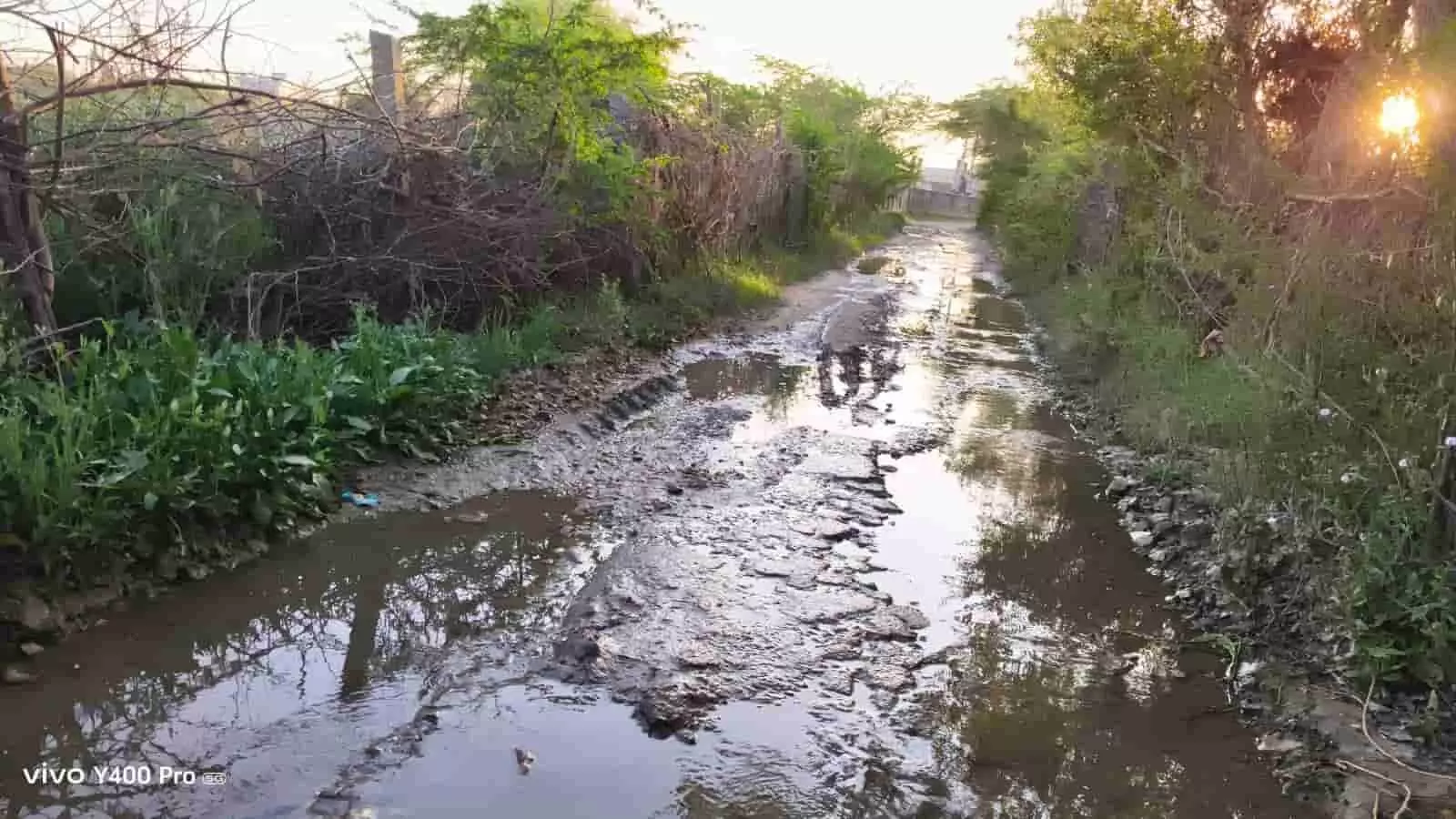 ग्राम पंचायत डेकवा में जर्जर सड़क से ग्रामीणों का आवागमन प्रभावित ग्राम पंचायत डेकवा में जर्जर सड़क से ग्रामीणों का आवागमन प्रभावित