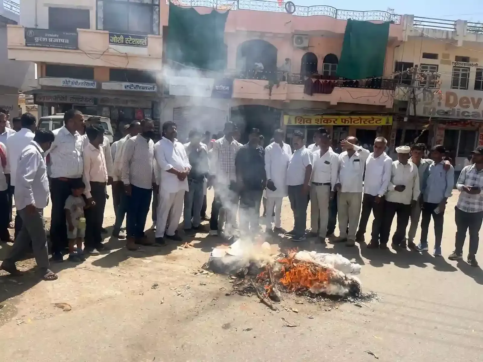 केंद्र सरकार पर रसोई गैस कालाबाजारी रोकने में विफलता का विरोध केंद्र सरकार पर रसोई गैस कालाबाजारी रोकने में विफलता का विरोध
