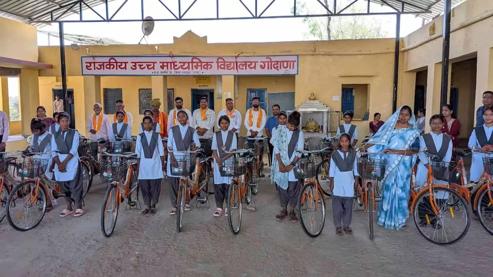 राजकीय स्कूल गोदाणा में 21 बालिकाओं को निशुल्क साइकिल वितरण राजकीय स्कूल गोदाणा में 21 बालिकाओं को निशुल्क साइकिल वितरण