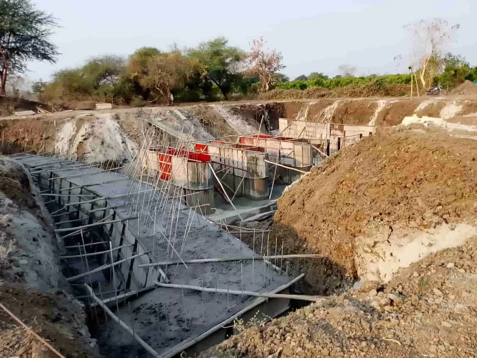 अमरावती में किसान के खेत में बिना सूचना नाला खोलीकरण का काम