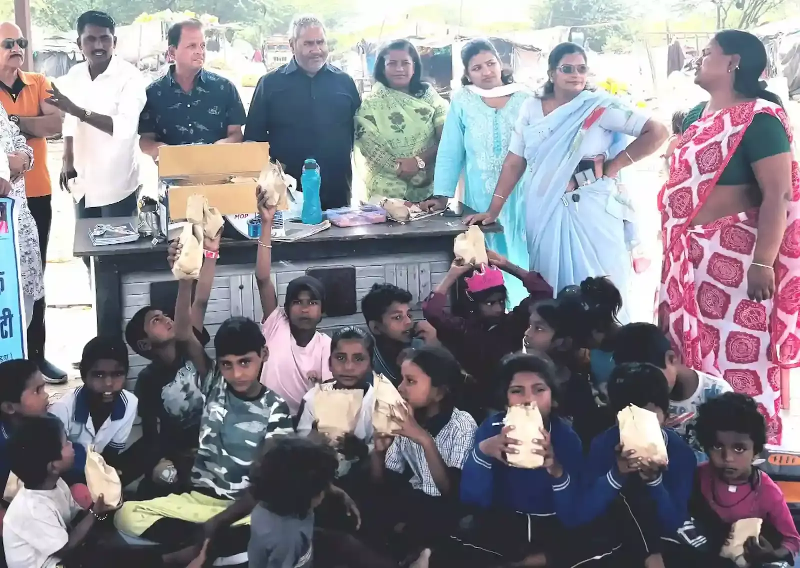 पोती तश्वी का जन्मदिन परिवार और जिला यूनेस्को एसोसिएशन के सदस्यों ने कच्ची बस्ती स्कूल में बच्चों के साथ मनाया पोती तश्वी का जन्मदिन परिवार और जिला यूनेस्को एसोसिएशन के सदस्यों ने कच्ची बस्ती स्कूल में बच्चों के साथ मनाया