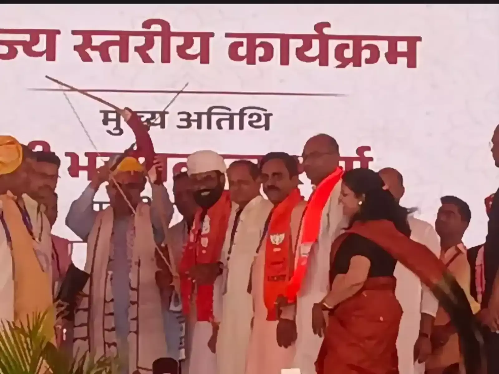 बेणेश्वर धाम में आयोजित जनसभा के दौरान मंच पर संबोधन देते हुए मुख्यमंत्री भजनलाल शर्मा। बेणेश्वर धाम में आयोजित जनसभा के दौरान मंच पर संबोधन देते हुए मुख्यमंत्री भजनलाल शर्मा।