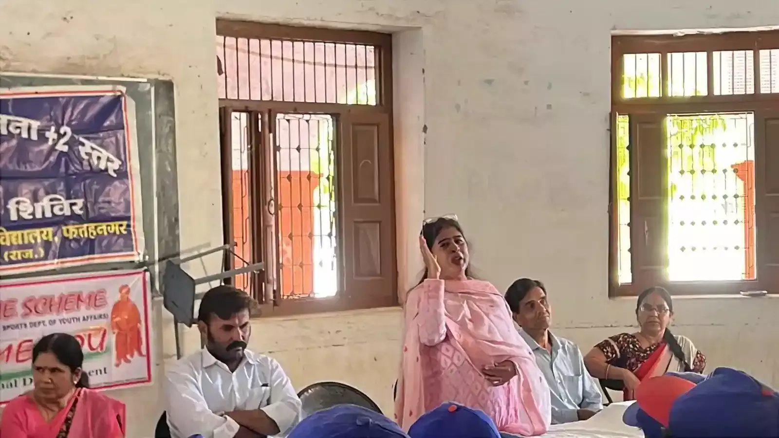 फतहनगर विद्यालय में एनएसएस शिविर के दौरान मंचासीन अतिथि और डिजिटल साक्षरता विषय पर जानकारी लेते स्वयंसेवक। फतहनगर विद्यालय में एनएसएस शिविर के दौरान मंचासीन अतिथि और डिजिटल साक्षरता विषय पर जानकारी लेते स्वयंसेवक।