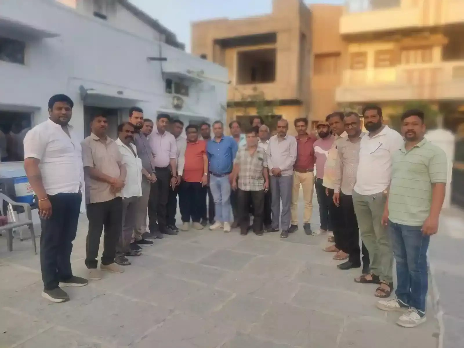 फतहनगर में कांग्रेस कार्यालय के अंदर बैठक करते हुए पार्टी पदाधिकारी और कार्यकर्ता। फतहनगर में कांग्रेस कार्यालय के अंदर बैठक करते हुए पार्टी पदाधिकारी और कार्यकर्ता।