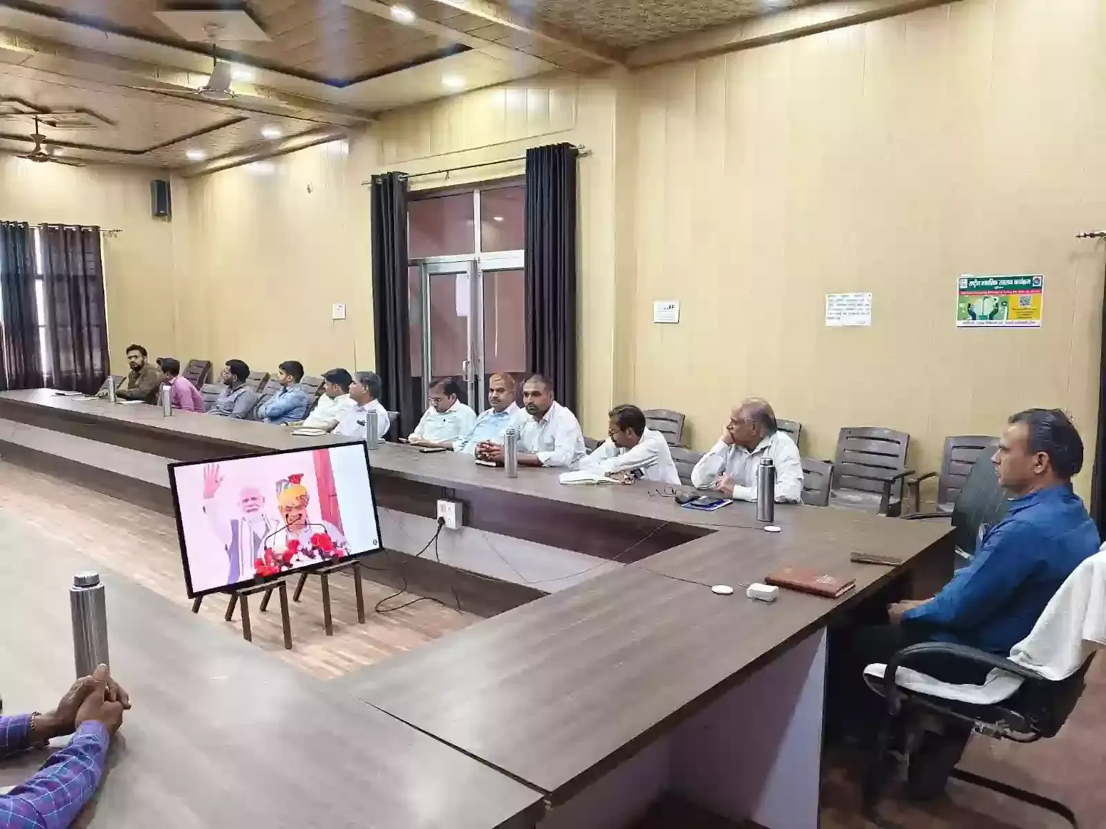 डीग पंचायत समिति सभागार में अधिकारी वीसी के माध्यम से जनजातीय गौरव दिवस कार्यक्रम देखते हुए।