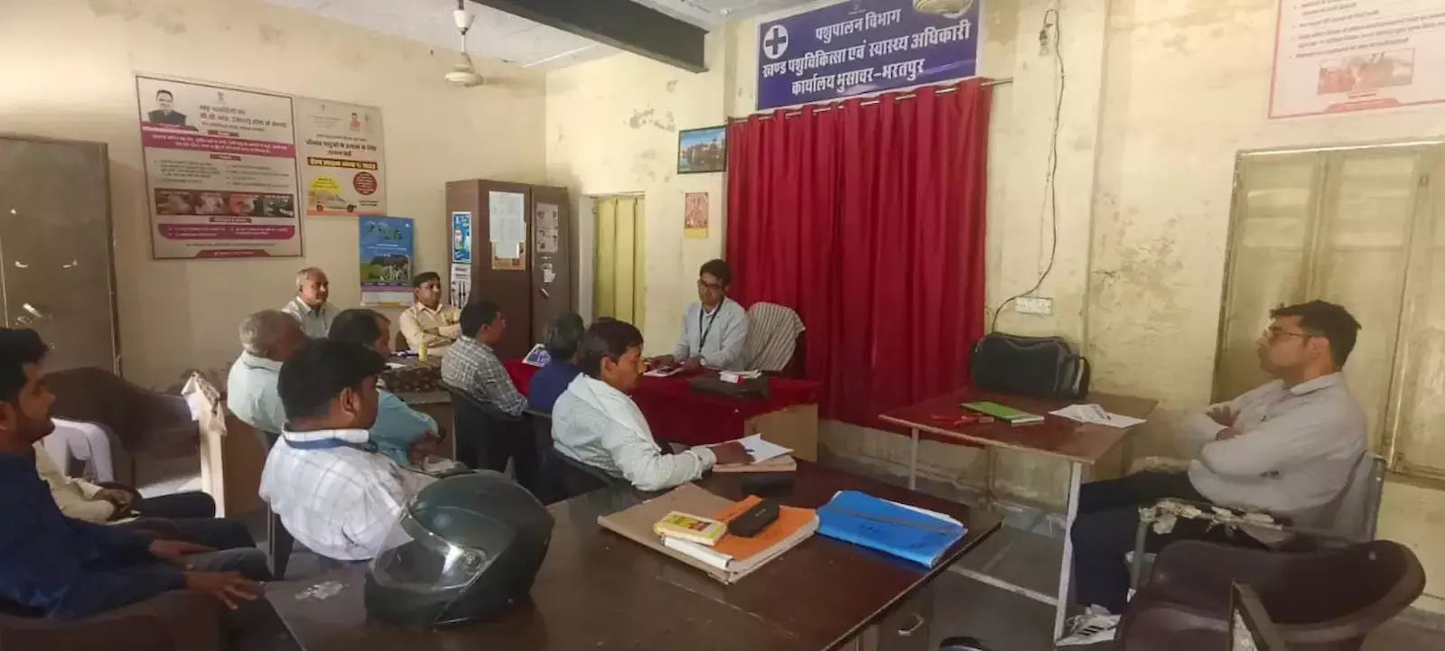 भुसावर की गौशाला में पशुधन निरीक्षक द्वारा गाय को खुरपका-मुंहपका रोग का टीका लगाते हुए दृश्य। भुसावर की गौशाला में पशुधन निरीक्षक द्वारा गाय को खुरपका-मुंहपका रोग का टीका लगाते हुए दृश्य।
