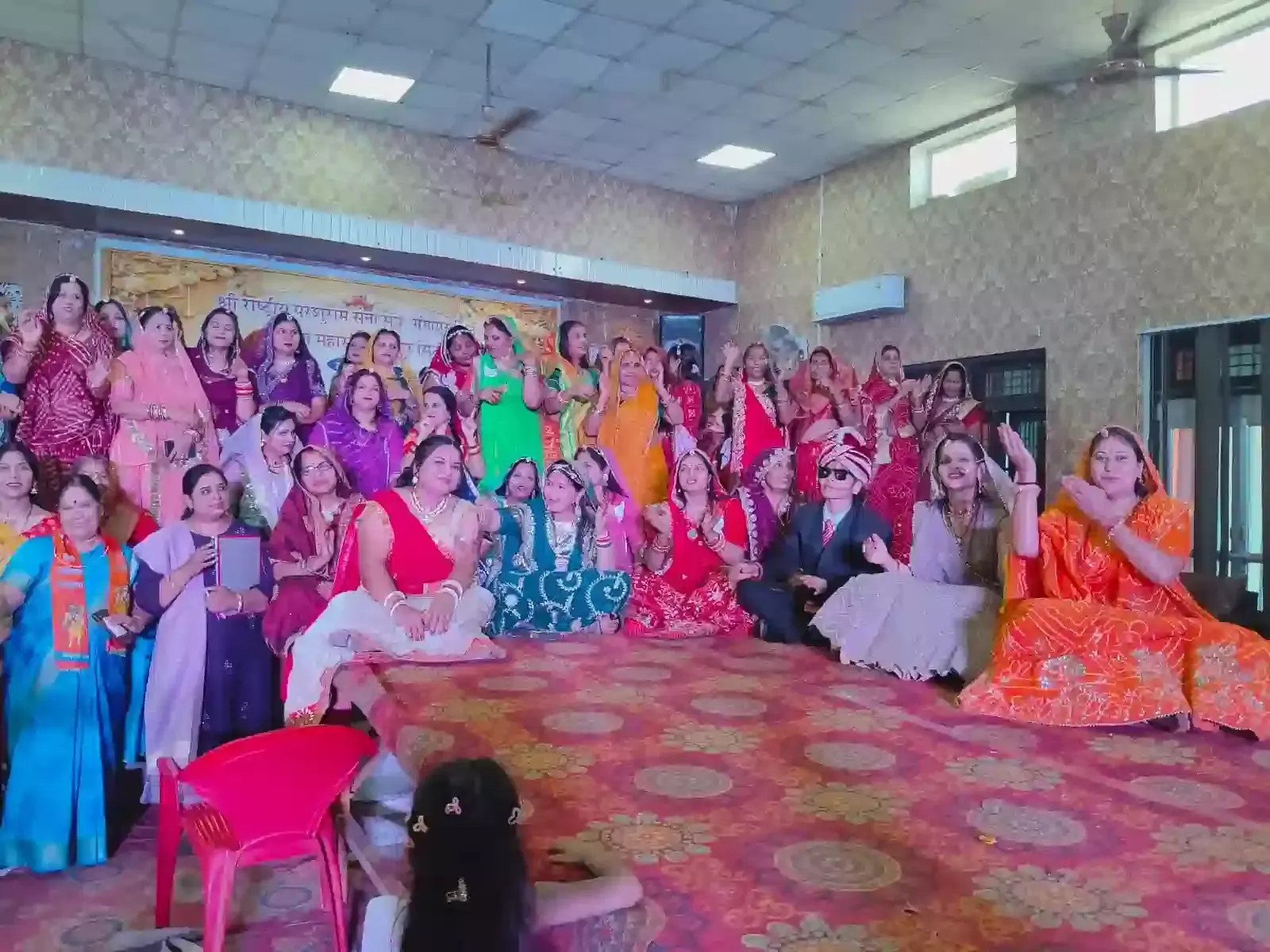भगवती पैलेस गंगापुर सिटी में गणगौर महोत्सव के दौरान पारंपरिक परिधानों में सजी महिलाएं और प्रतिभागी। भगवती पैलेस गंगापुर सिटी में गणगौर महोत्सव के दौरान पारंपरिक परिधानों में सजी महिलाएं और प्रतिभागी।