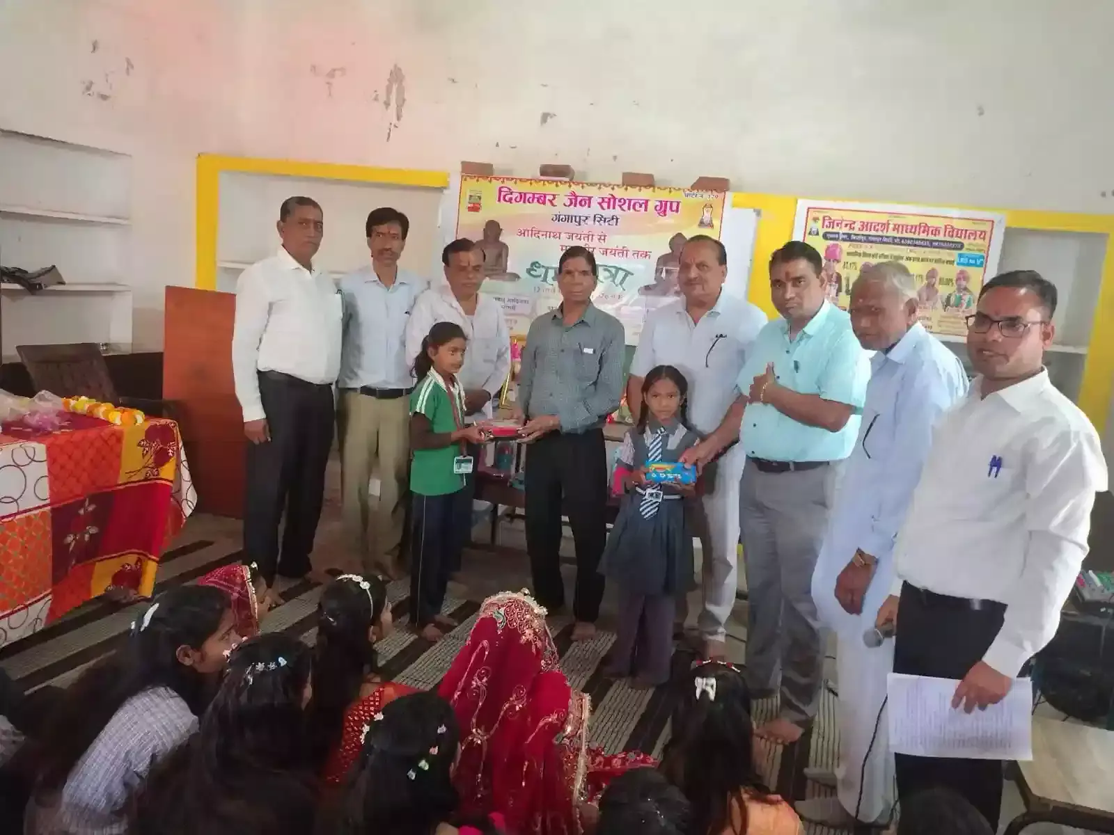 जिनेंद्र आदर्श विद्यालय गंगापुर सिटी में पुरस्कार लेते छात्र और दिगंबर जैन सोशल ग्रुप के सदस्य। जिनेंद्र आदर्श विद्यालय गंगापुर सिटी में पुरस्कार लेते छात्र और दिगंबर जैन सोशल ग्रुप के सदस्य।