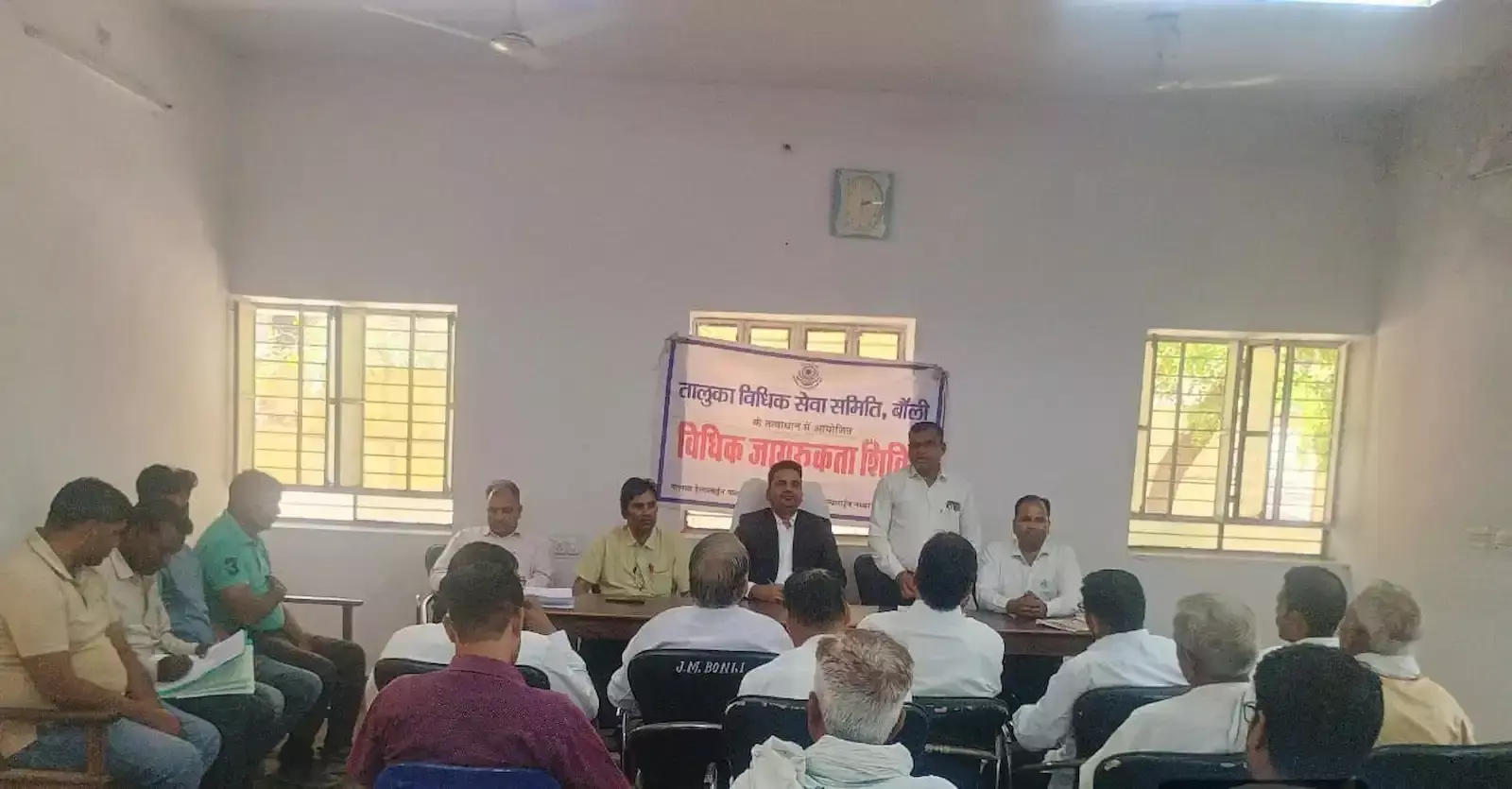 न्यायालय परिसर बौंली में विशेष योग्यजन विधिक जागरूकता कार्यक्रम के दौरान जानकारी देते न्यायिक अधिकारी और अधिवक्ता। न्यायालय परिसर बौंली में विशेष योग्यजन विधिक जागरूकता कार्यक्रम के दौरान जानकारी देते न्यायिक अधिकारी और अधिवक्ता।