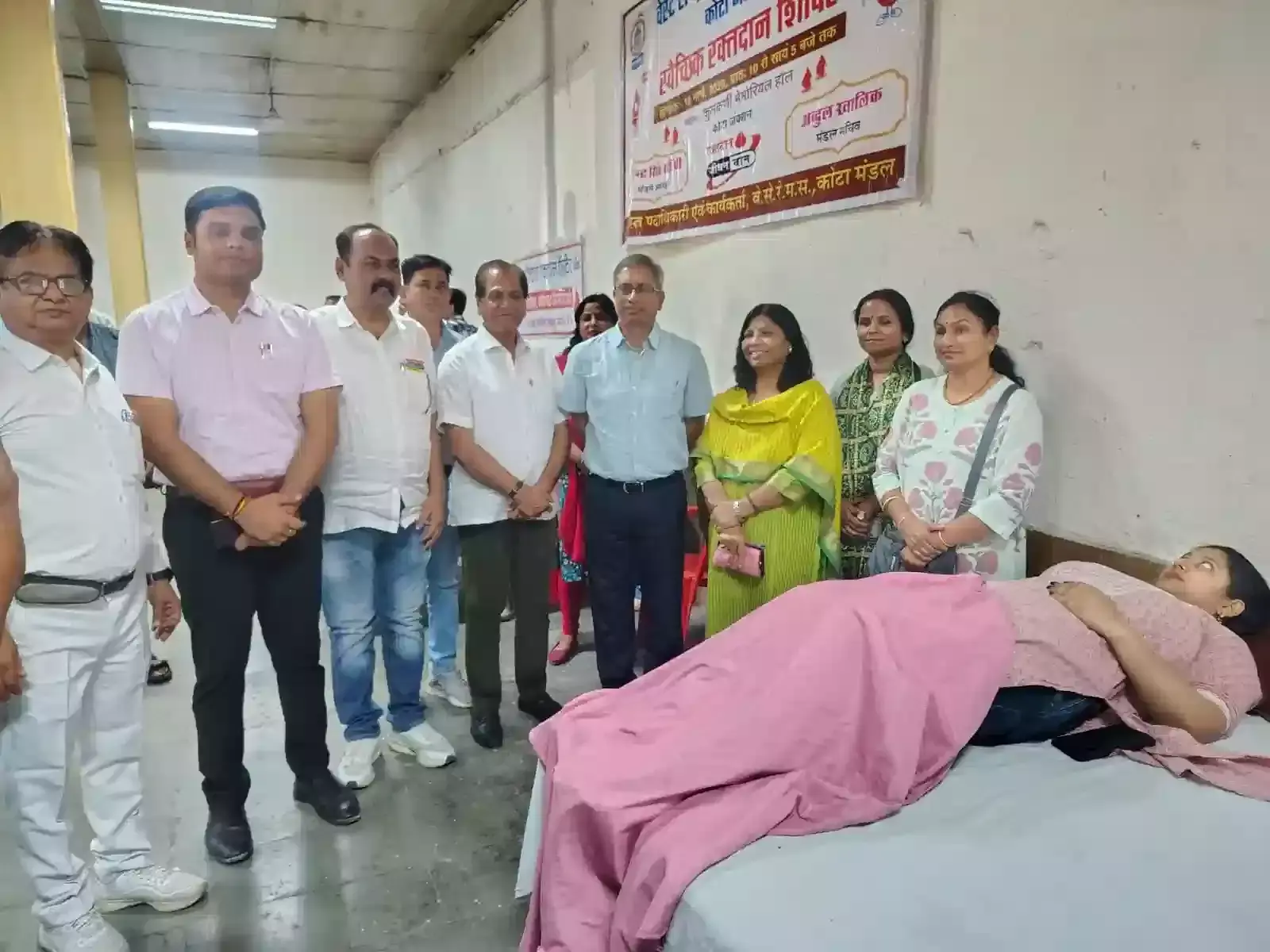 कोटा में वेस्ट सेन्ट्रल रेलवे मजदूर संघ के रक्तदान शिविर में रक्त दान करते रेल कर्मचारी और उपस्थित अतिथि। कोटा में वेस्ट सेन्ट्रल रेलवे मजदूर संघ के रक्तदान शिविर में रक्त दान करते रेल कर्मचारी और उपस्थित अतिथि।