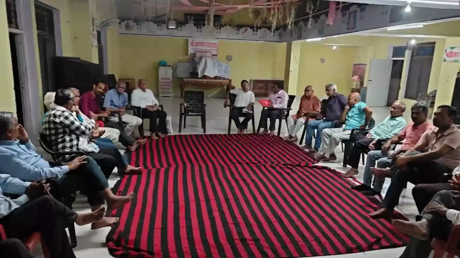 हिंडौन सिटी के नवीन उपाश्रय में महावीर जयंती जुलूस की रूपरेखा तैयार करने हेतु बैठक में उपस्थित जैन समाज के लोग। हिंडौन सिटी के नवीन उपाश्रय में महावीर जयंती जुलूस की रूपरेखा तैयार करने हेतु बैठक में उपस्थित जैन समाज के लोग।