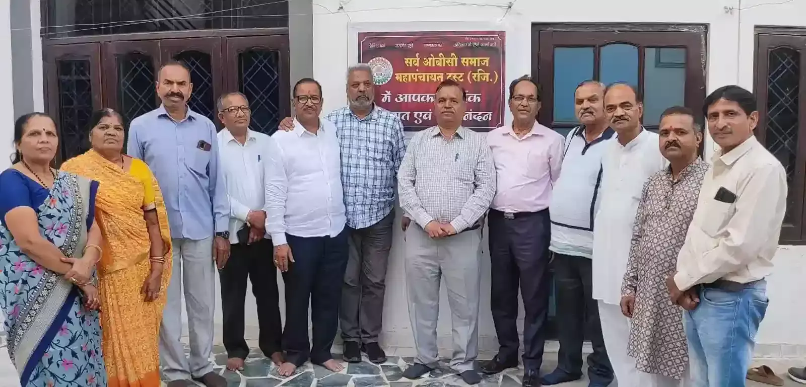 उदयपुर में सर्व ओबीसी समाज महापंचायत ट्रस्ट की बैठक में मंच पर बैठे पदाधिकारी और चर्चा करते समाज के लोग। उदयपुर में सर्व ओबीसी समाज महापंचायत ट्रस्ट की बैठक में मंच पर बैठे पदाधिकारी और चर्चा करते समाज के लोग।