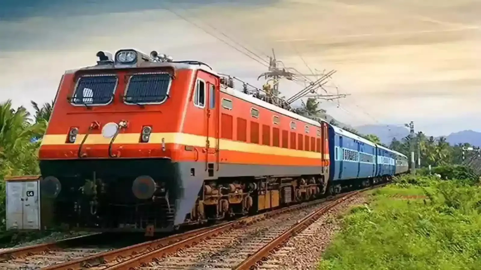 डोंगरगढ़ रेलवे स्टेशन के प्लेटफॉर्म पर खड़ी एक्सप्रेस ट्रेन और नवरात्रि मेले के दौरान यात्रा करते श्रद्धालु। डोंगरगढ़ रेलवे स्टेशन के प्लेटफॉर्म पर खड़ी एक्सप्रेस ट्रेन और नवरात्रि मेले के दौरान यात्रा करते श्रद्धालु।