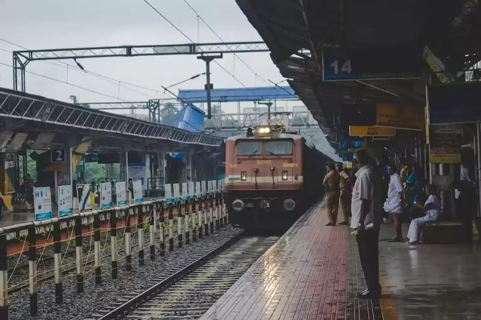 इंद्रगढ़ सुमेरगंज मण्डी स्टेशन के प्लेटफॉर्म पर रुकती हुई मुंबई सेंट्रल जयपुर सुपरफास्ट एक्सप्रेस ट्रेन। इंद्रगढ़ सुमेरगंज मण्डी स्टेशन के प्लेटफॉर्म पर रुकती हुई मुंबई सेंट्रल जयपुर सुपरफास्ट एक्सप्रेस ट्रेन।