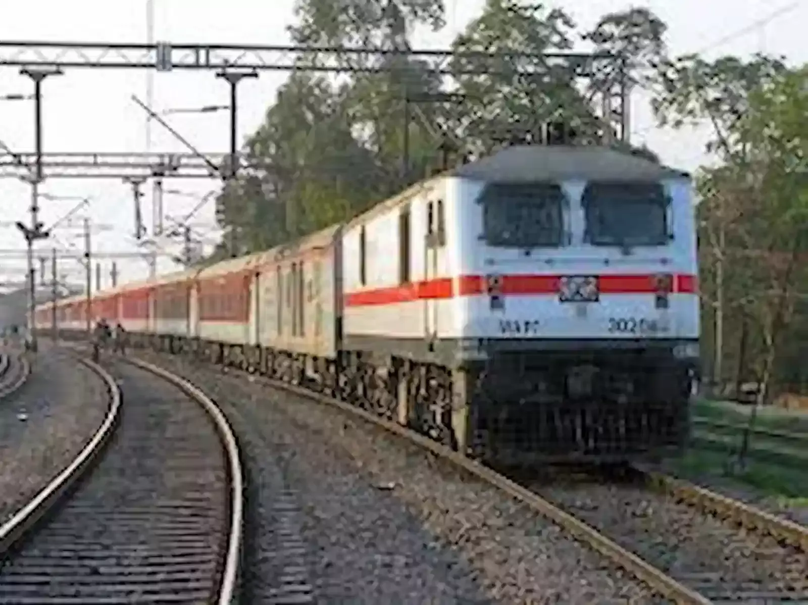 पपरेरा रेलवे स्टेशन पर खड़ी बांदीकुई बरेली पैसेंजर ट्रेन और यात्री सुविधा का दृश्य। पपरेरा रेलवे स्टेशन पर खड़ी बांदीकुई बरेली पैसेंजर ट्रेन और यात्री सुविधा का दृश्य।
