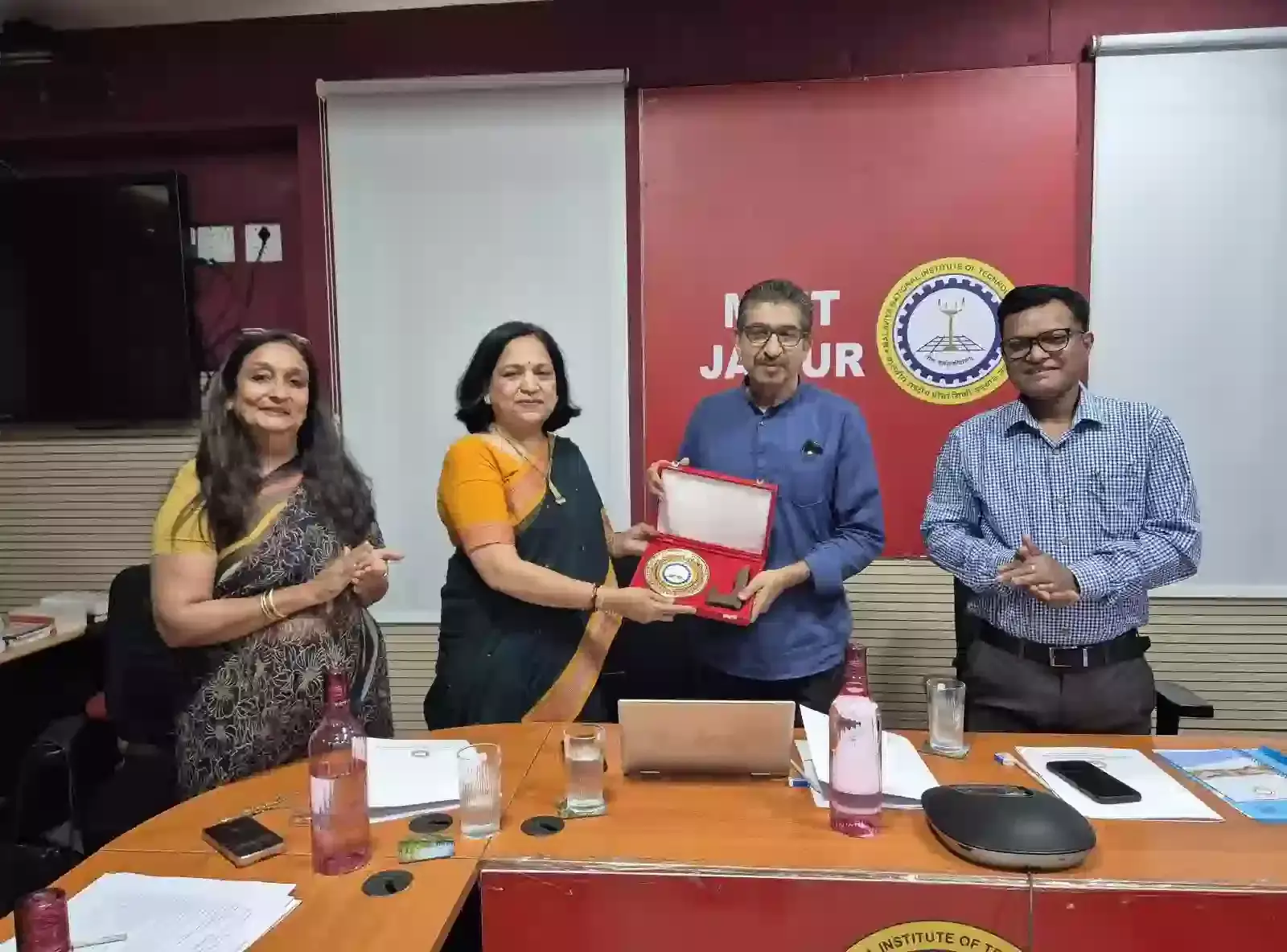 मालवीय राष्ट्रीय प्रौद्योगिकी संस्थान जयपुर में विशेषज्ञ और संकाय सदस्य अर्थशास्त्र पाठ्यक्रम विकास कार्यशाला में चर्चा कर रहे हैं। मालवीय राष्ट्रीय प्रौद्योगिकी संस्थान जयपुर में विशेषज्ञ और संकाय सदस्य अर्थशास्त्र पाठ्यक्रम विकास कार्यशाला में चर्चा कर रहे हैं।