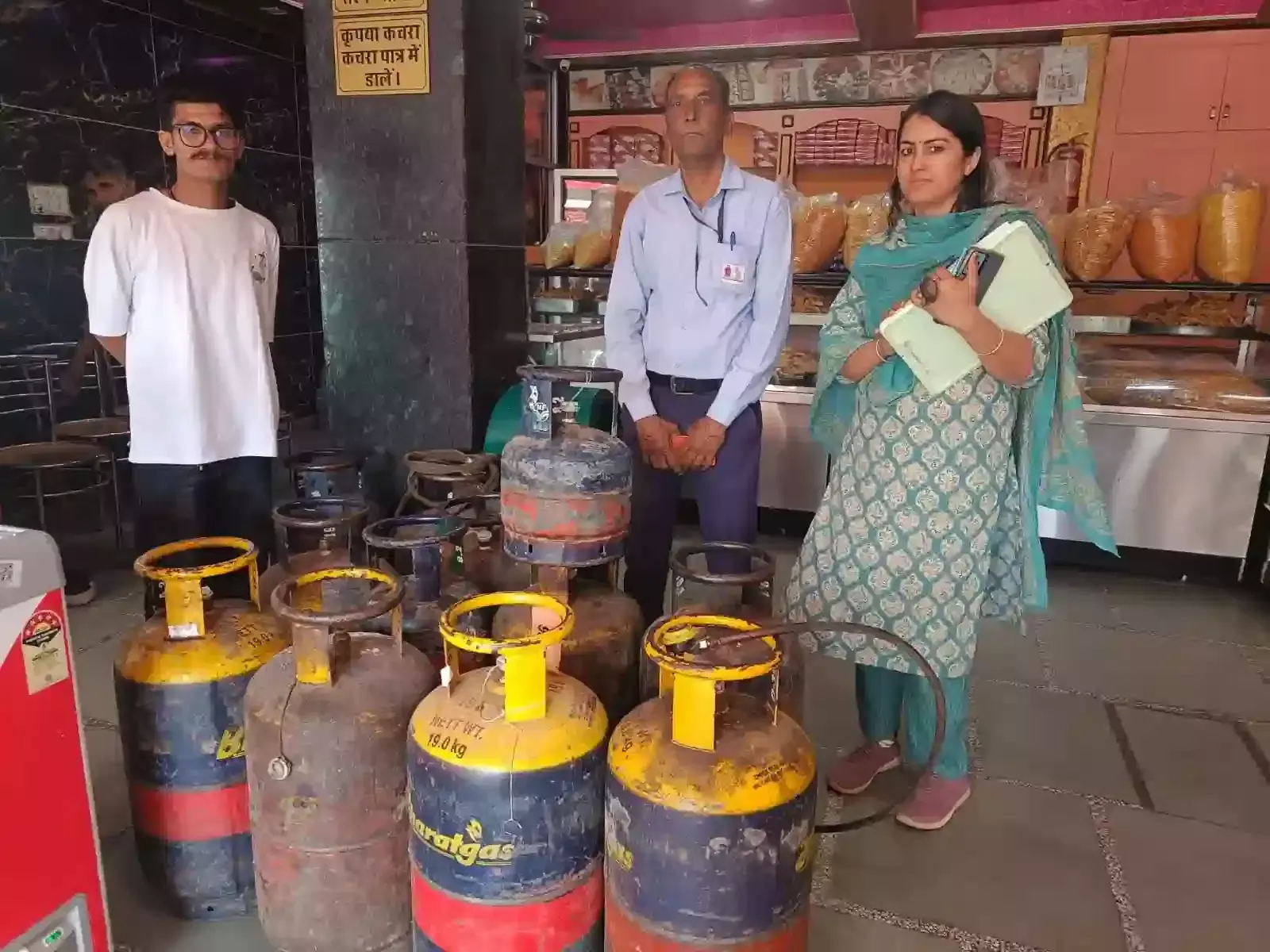जयपुर में जिला प्रशासन द्वारा अवैध रिफिलिंग के विरुद्ध कार्रवाई में जब्त किए गए गैस सिलेंडर और इलेक्ट्रॉनिक मोटर रखे हुए हैं। जयपुर में जिला प्रशासन द्वारा अवैध रिफिलिंग के विरुद्ध कार्रवाई में जब्त किए गए गैस सिलेंडर और इलेक्ट्रॉनिक मोटर रखे हुए हैं।