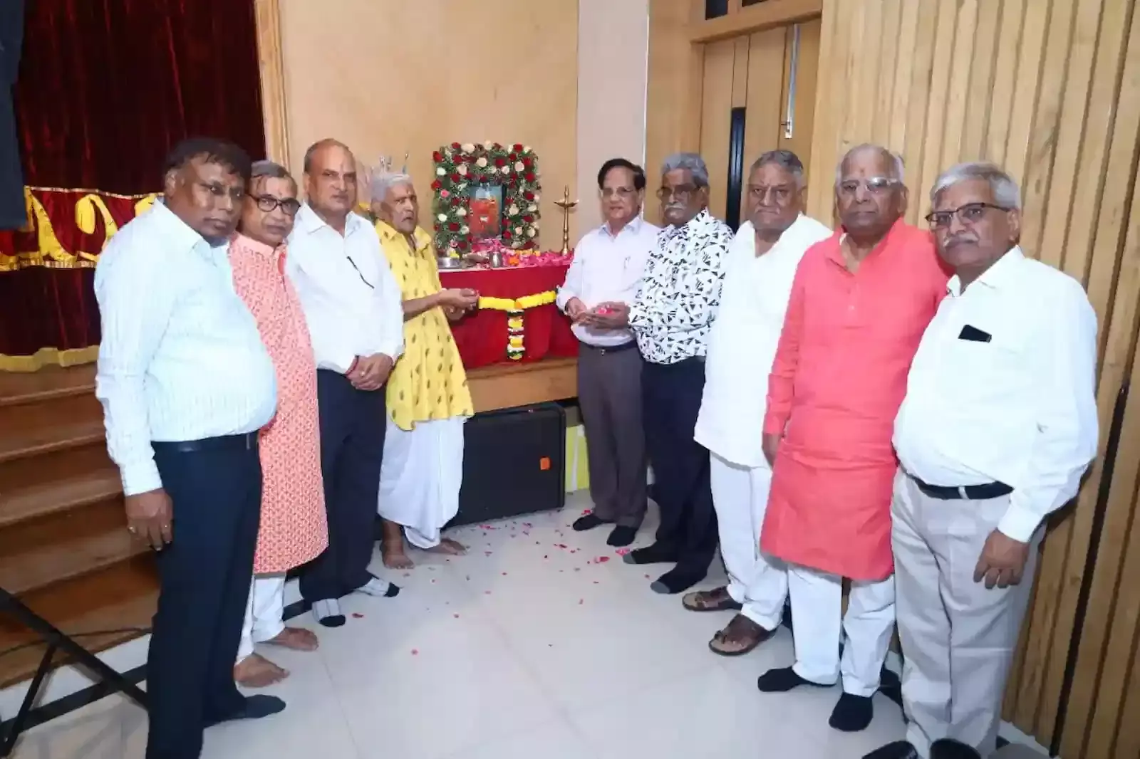 मालाड के डीजी खैतान स्कूल ऑडिटोरियम में सीकर नागरिक परिषद के होली स्नेह सम्मेलन का दृश्य। मालाड के डीजी खैतान स्कूल ऑडिटोरियम में सीकर नागरिक परिषद के होली स्नेह सम्मेलन का दृश्य।