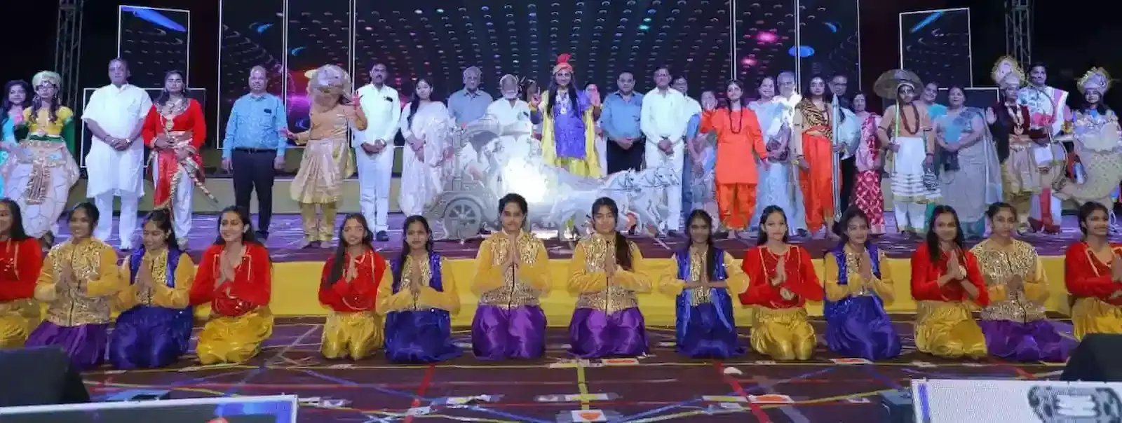 माहेश्वरी पब्लिक स्कूल गर्ल्स भीलवाड़ा के वार्षिक उत्सव में दशावतार वेशभूषा में मंच पर सांस्कृतिक प्रस्तुति देतीं छात्राएं। माहेश्वरी पब्लिक स्कूल गर्ल्स भीलवाड़ा के वार्षिक उत्सव में दशावतार वेशभूषा में मंच पर सांस्कृतिक प्रस्तुति देतीं छात्राएं।