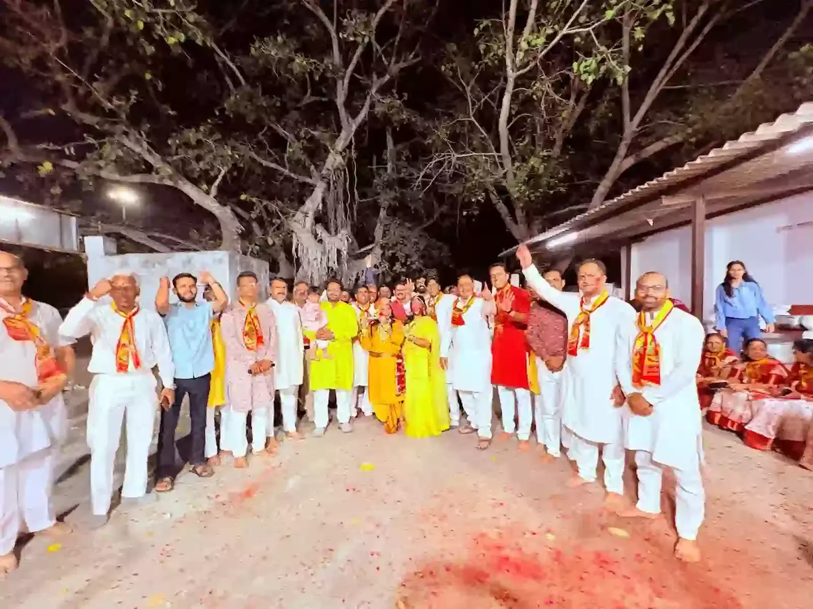 भीलवाड़ा के सच्चियाय माता मंदिर में फागोत्सव के दौरान भजन गाते कलाकार और भक्ति करते श्रद्धालु। भीलवाड़ा के सच्चियाय माता मंदिर में फागोत्सव के दौरान भजन गाते कलाकार और भक्ति करते श्रद्धालु।