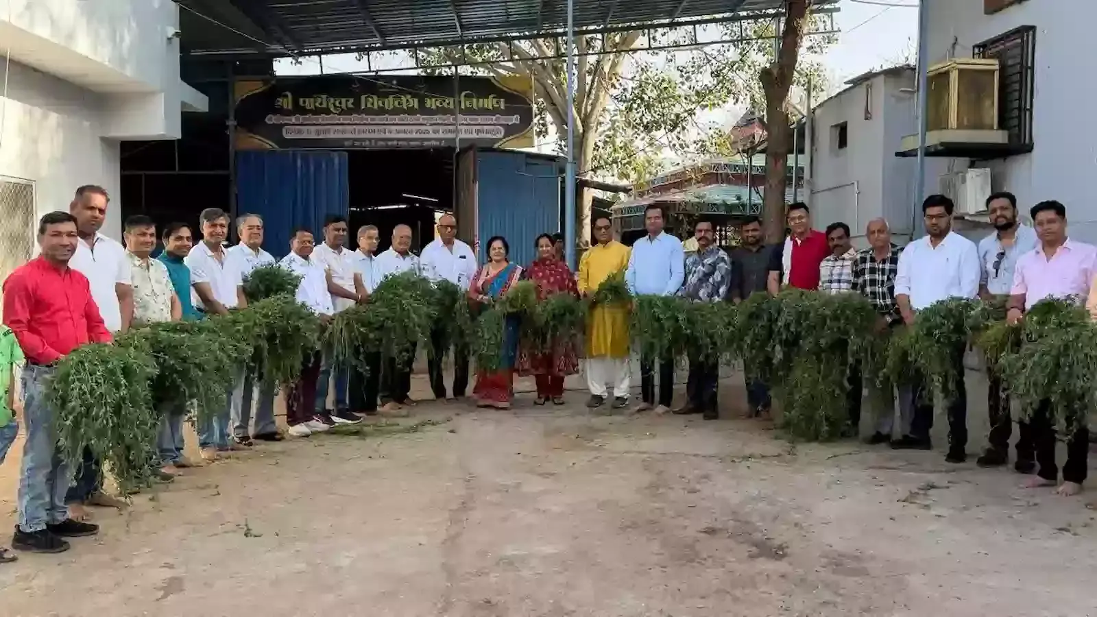भीलवाड़ा की श्यामा-श्यामा गौशाला में वैश्य समाज के लोग गायों को चारा खिलाकर वैश्य एकता दिवस मना रहे हैं। भीलवाड़ा की श्यामा-श्यामा गौशाला में वैश्य समाज के लोग गायों को चारा खिलाकर वैश्य एकता दिवस मना रहे हैं।