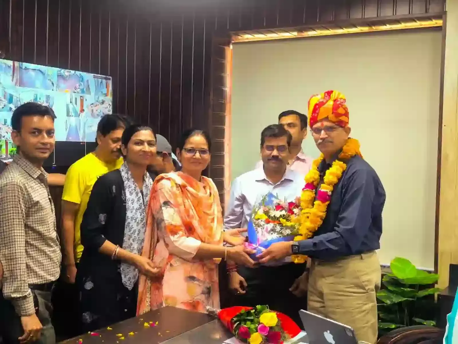 कोटा मेडिकल कॉलेज में नवनियुक्त प्राचार्य डॉ. निलेश जैन को माला पहनाकर स्वागत करते फार्मासिस्ट संघ के सदस्य। कोटा मेडिकल कॉलेज में नवनियुक्त प्राचार्य डॉ. निलेश जैन को माला पहनाकर स्वागत करते फार्मासिस्ट संघ के सदस्य।