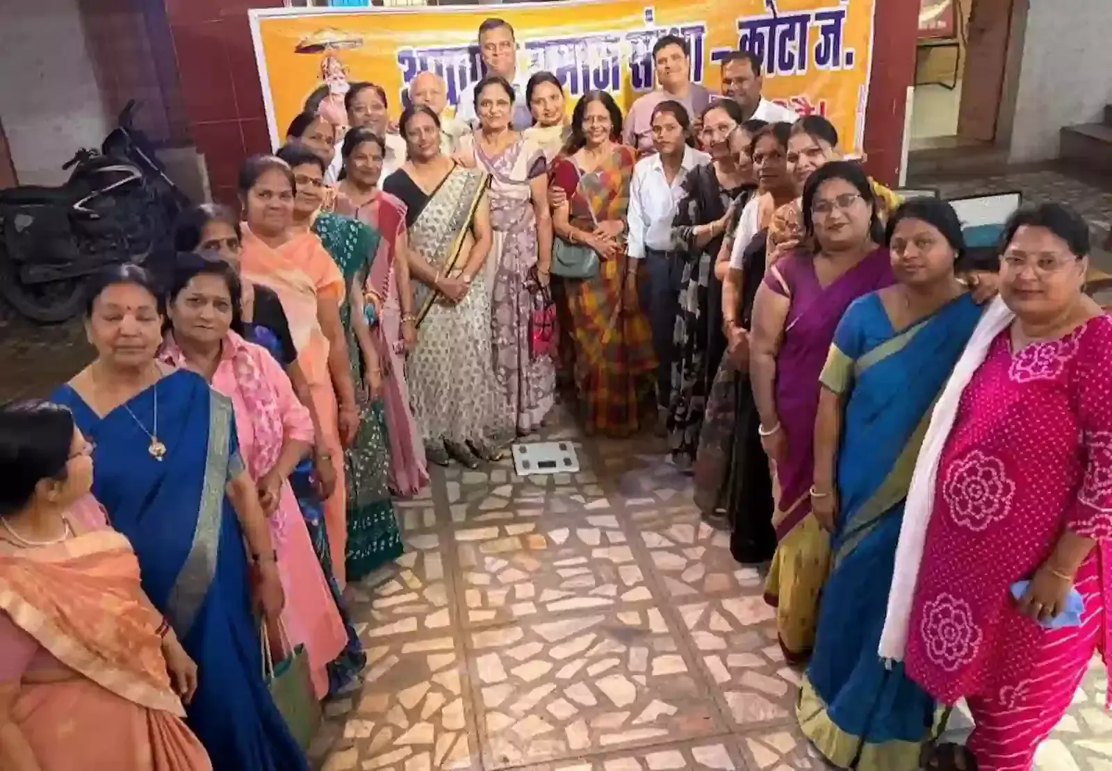 कोटा जंक्शन में अग्रवाल समाज के स्वास्थ्य शिविर में जांच करवाते लोग और मौजूद पदाधिकारी। कोटा जंक्शन में अग्रवाल समाज के स्वास्थ्य शिविर में जांच करवाते लोग और मौजूद पदाधिकारी।
