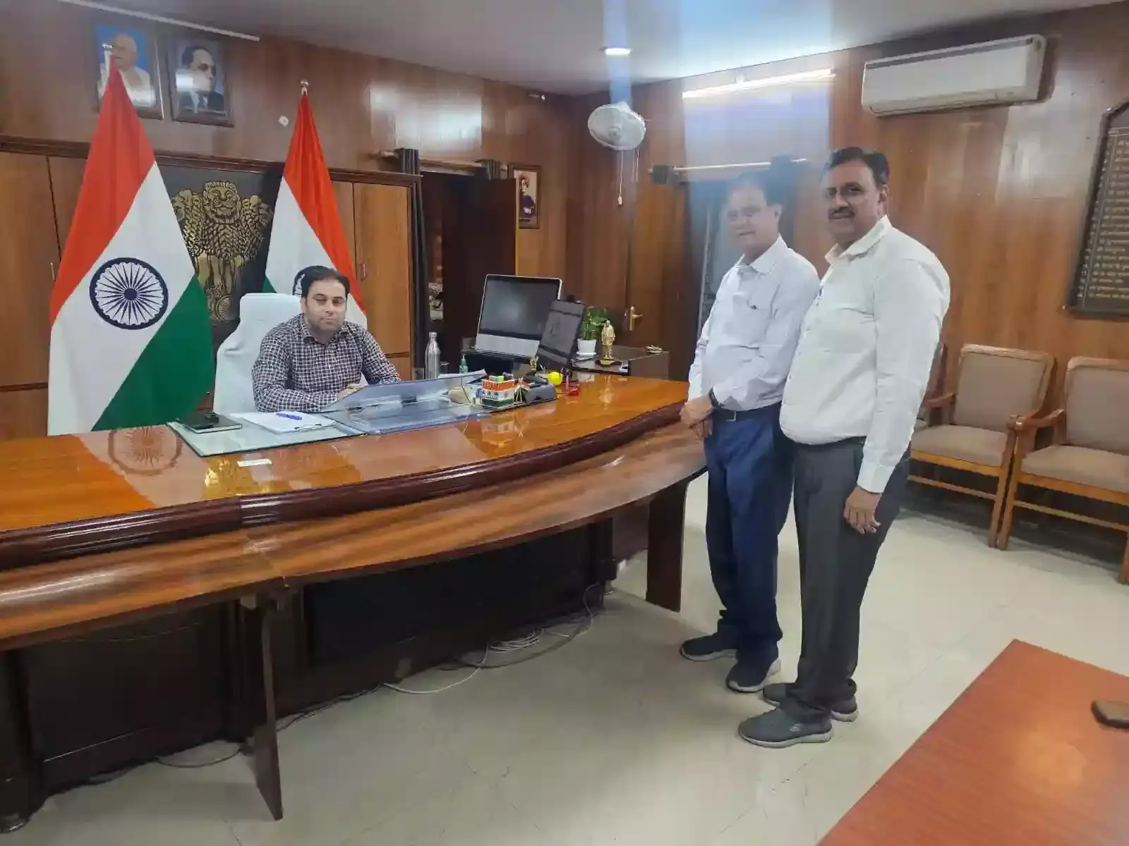 कोटा जिला कलेक्ट्रेट में होटल फेडरेशन प्रतिनिधिमंडल द्वारा जिला कलेक्टर को कमर्शियल गैस आपूर्ति हेतु ज्ञापन देने का दृश्य। कोटा जिला कलेक्ट्रेट में होटल फेडरेशन प्रतिनिधिमंडल द्वारा जिला कलेक्टर को कमर्शियल गैस आपूर्ति हेतु ज्ञापन देने का दृश्य।