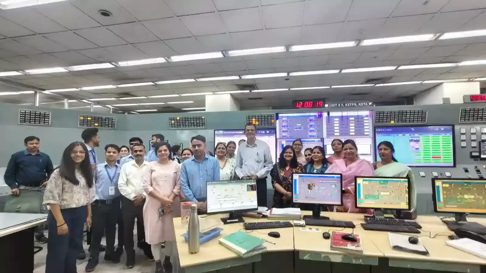 कोटा थर्मल पावर प्लांट के भीतर बिजली उत्पादन प्रक्रिया का अवलोकन करते अकलंक कॉलेज के विद्यार्थी और शिक्षक। कोटा थर्मल पावर प्लांट के भीतर बिजली उत्पादन प्रक्रिया का अवलोकन करते अकलंक कॉलेज के विद्यार्थी और शिक्षक।
