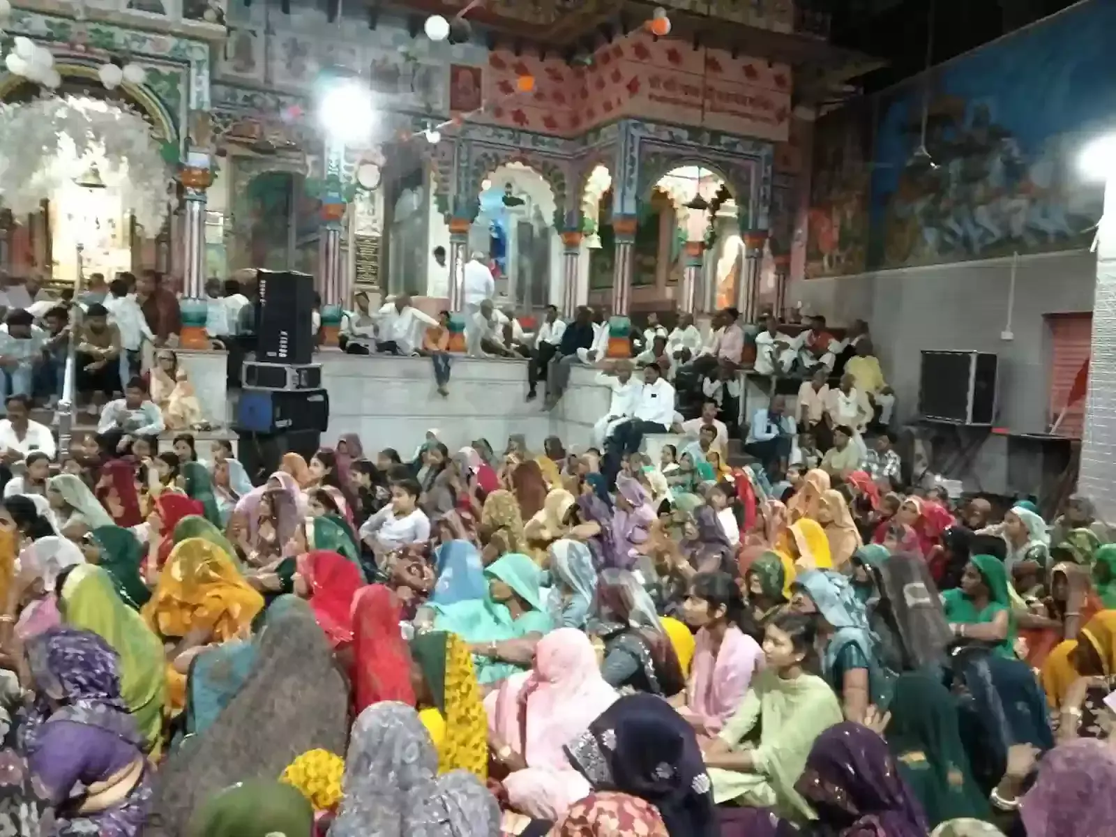 सांगोद के श्री कल्याणरायजी मंदिर में भजन गाती गायिका निशा लोधा और उपस्थित श्रद्धालु भक्तगण सांगोद के श्री कल्याणरायजी मंदिर में भजन गाती गायिका निशा लोधा और उपस्थित श्रद्धालु भक्तगण