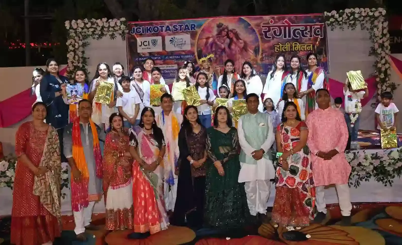 रोटरी क्लब कोटा में जेसीआई कोटा स्टार के होली मिलन समारोह में फूलों की होली खेलते प्रतिभागी। रोटरी क्लब कोटा में जेसीआई कोटा स्टार के होली मिलन समारोह में फूलों की होली खेलते प्रतिभागी।