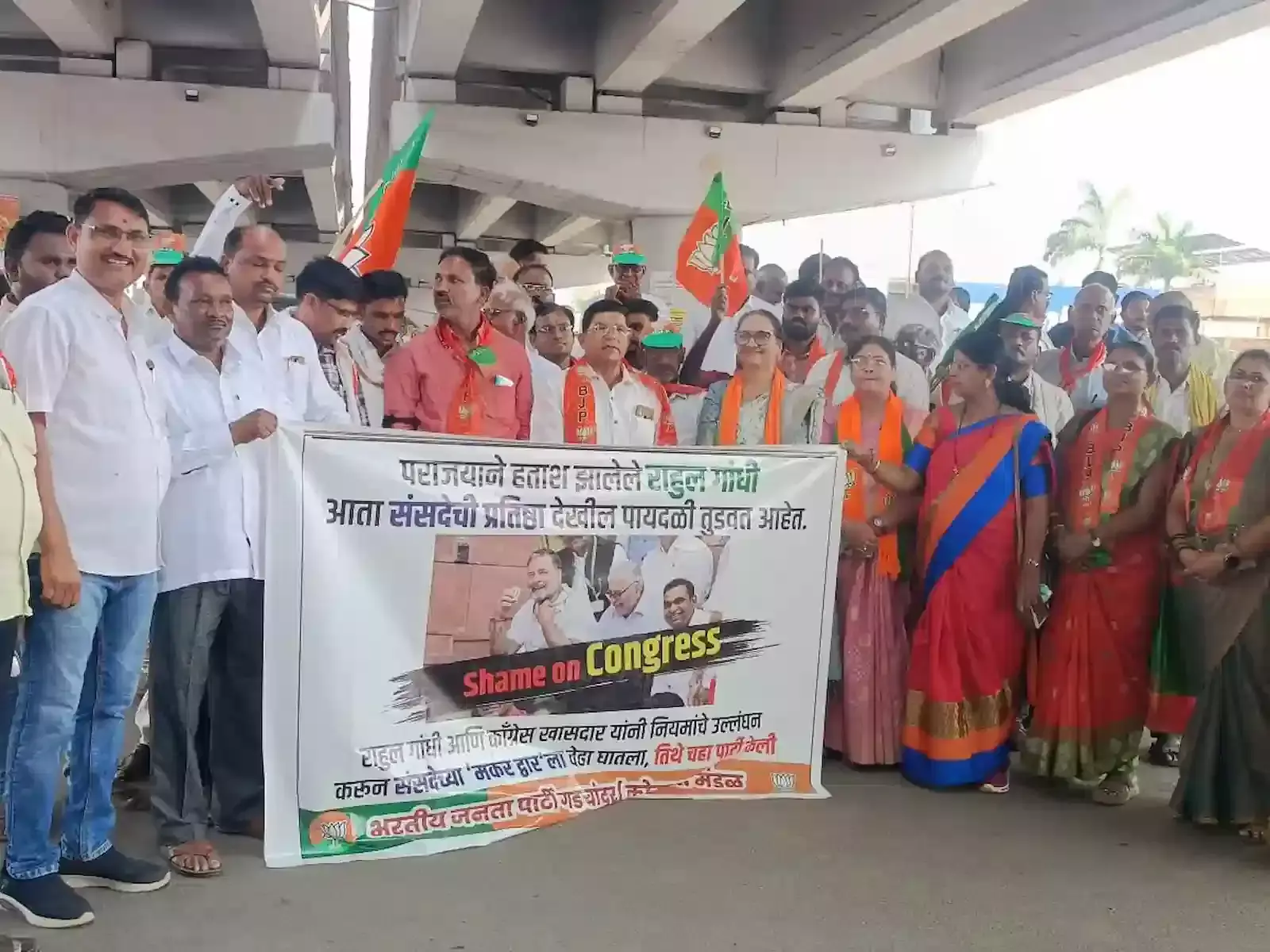 कोरपना बस स्टैंड चौक पर भाजपा कार्यकर्ता कांग्रेस के खिलाफ तख्तियां लेकर प्रदर्शन कर रहे हैं।