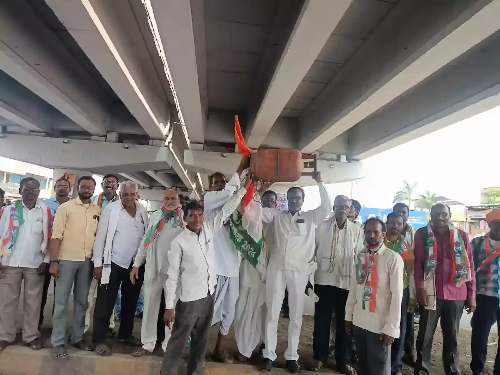 कोरपना बस स्टैंड चौक पर कांग्रेस कार्यकर्ता भाजपा सरकार के खिलाफ बैनर लेकर प्रदर्शन कर रहे हैं। कोरपना बस स्टैंड चौक पर कांग्रेस कार्यकर्ता भाजपा सरकार के खिलाफ बैनर लेकर प्रदर्शन कर रहे हैं।