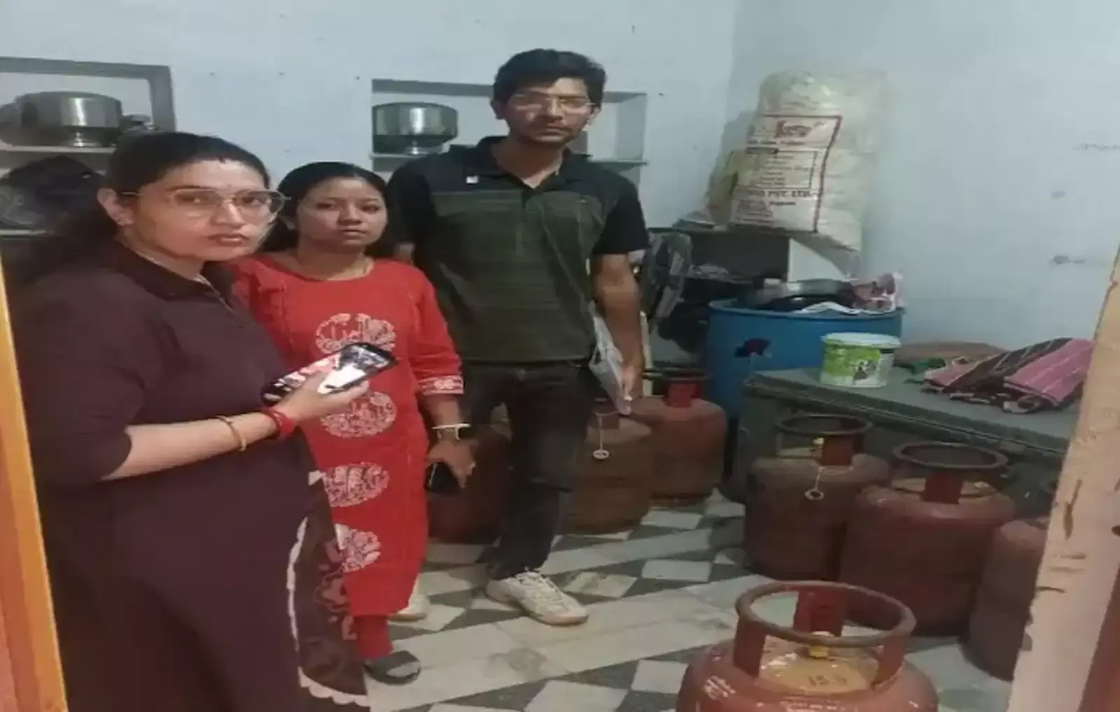 फतहनगर में रसद विभाग की टीम द्वारा जब्त किए गए घरेलू गैस सिलेंडर और रिफिलिंग मशीनें। फतहनगर में रसद विभाग की टीम द्वारा जब्त किए गए घरेलू गैस सिलेंडर और रिफिलिंग मशीनें।