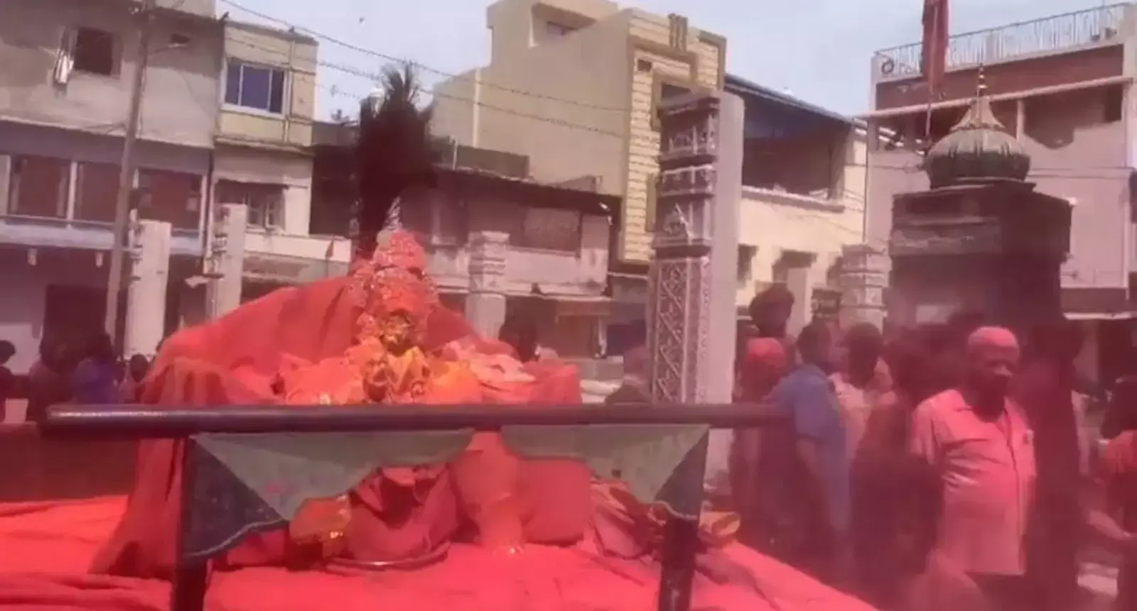 छोटीसादड़ी में श्री चारभुजा नाथ मंदिर की शोभायात्रा में गुलाल उड़ाते श्रद्धालु और भक्तगण उपस्थित हैं। छोटीसादड़ी में श्री चारभुजा नाथ मंदिर की शोभायात्रा में गुलाल उड़ाते श्रद्धालु और भक्तगण उपस्थित हैं।