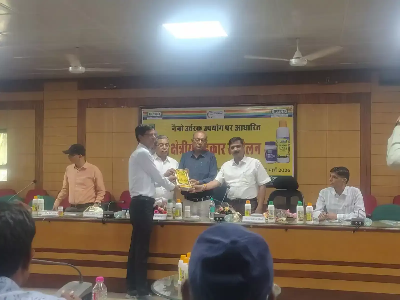 उदयपुर में आयोजित कार्यक्रम के दौरान आमेट सहकारी समिति के प्रतिनिधि को नैनो यूरिया पुरस्कार प्रदान करते अतिथि।