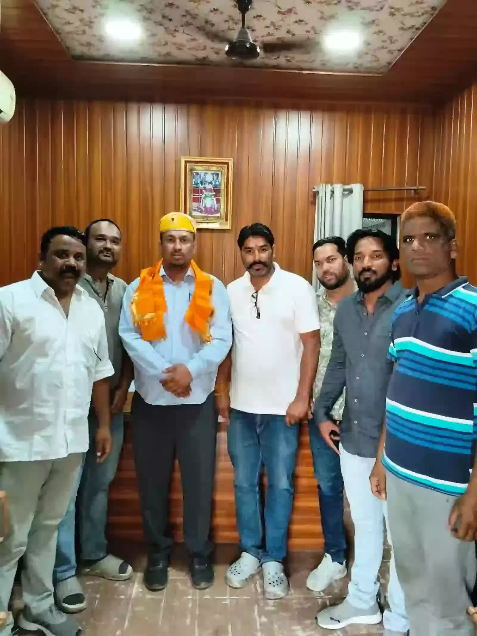 आमेट नगरपालिका में नए अधिशासी अधिकारी सुदर्शन जांगू का स्वागत करते कांग्रेस पार्षद और नेता।