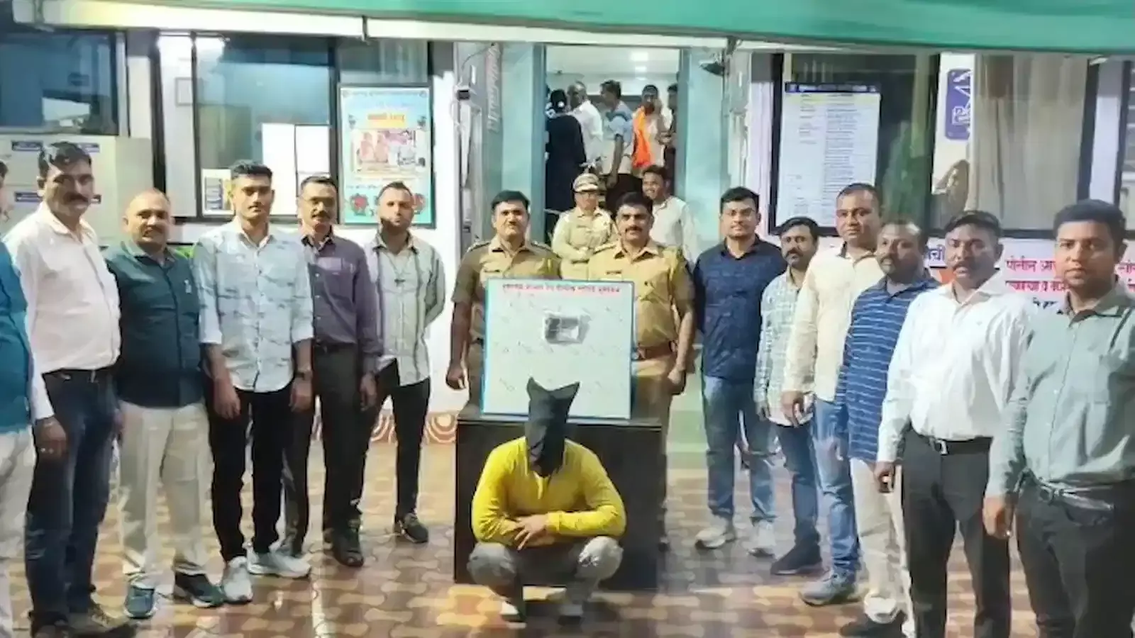 भुसावल पुलिस स्टेशन में मेज पर रखी जब्त की गई अवैध पिस्टल और मैगजीन।