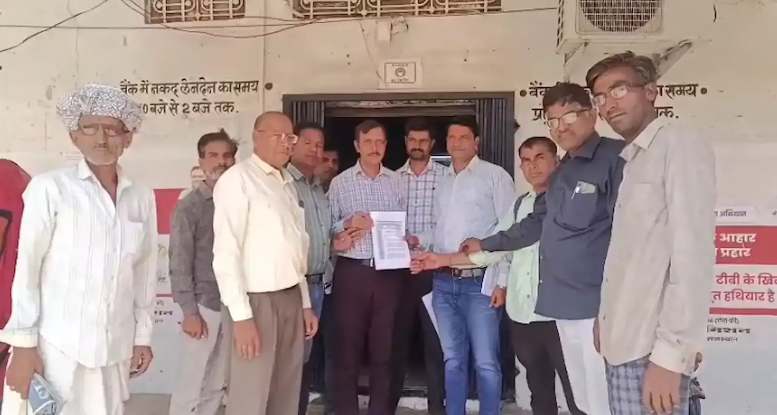 झाड़ोल में अपनी मांगों को लेकर एसडीएम को ज्ञापन सौंपते हुए सहकारी समिति के कर्मचारी।