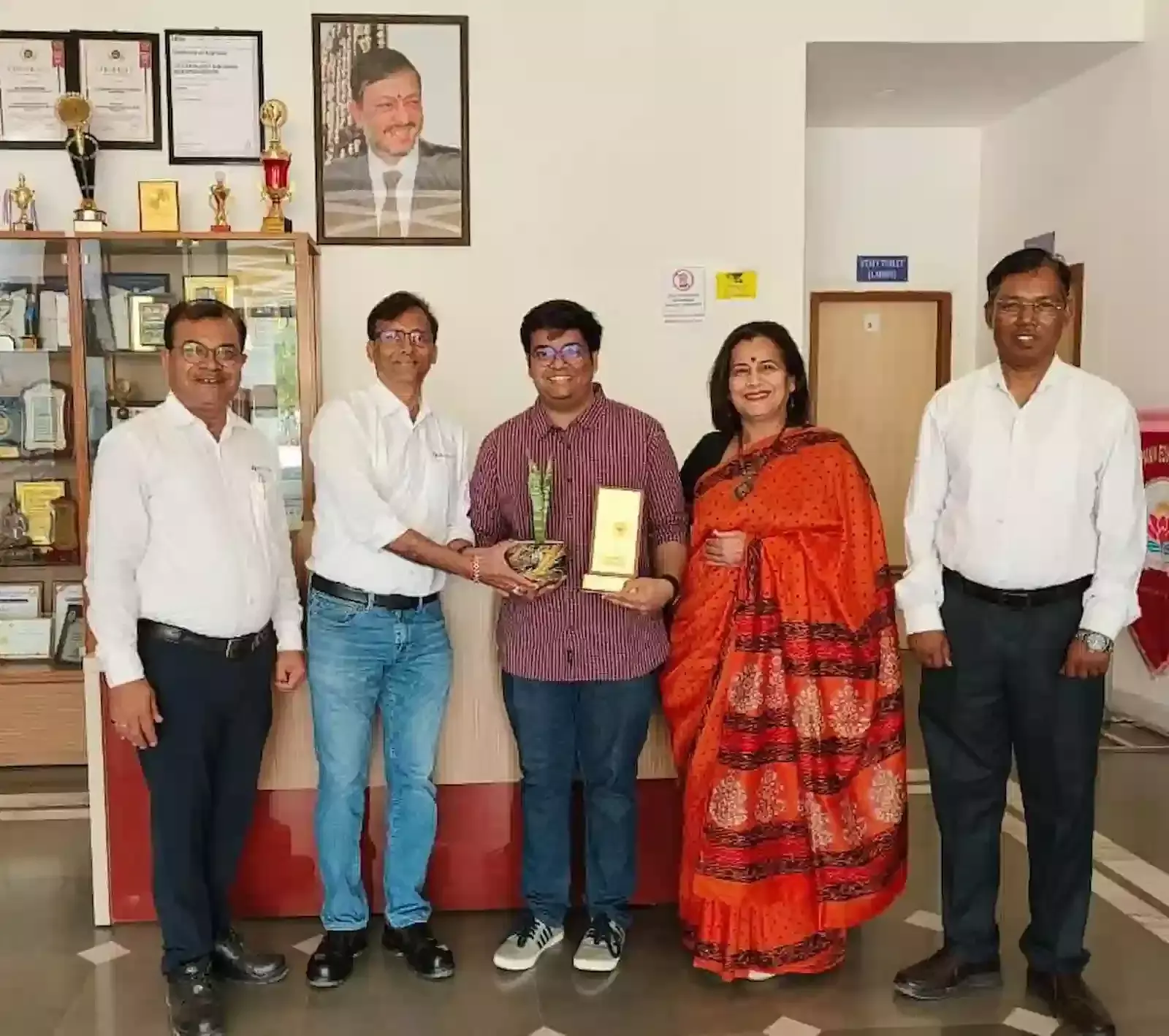 एल. के. सिंघानिया एजुकेशन सेंटर निंबाहेड़ा में यूपीएससी सफल अभ्यर्थी प्रतीक जोशी का स्वागत करते हुए विद्यालय प्रबंधन।