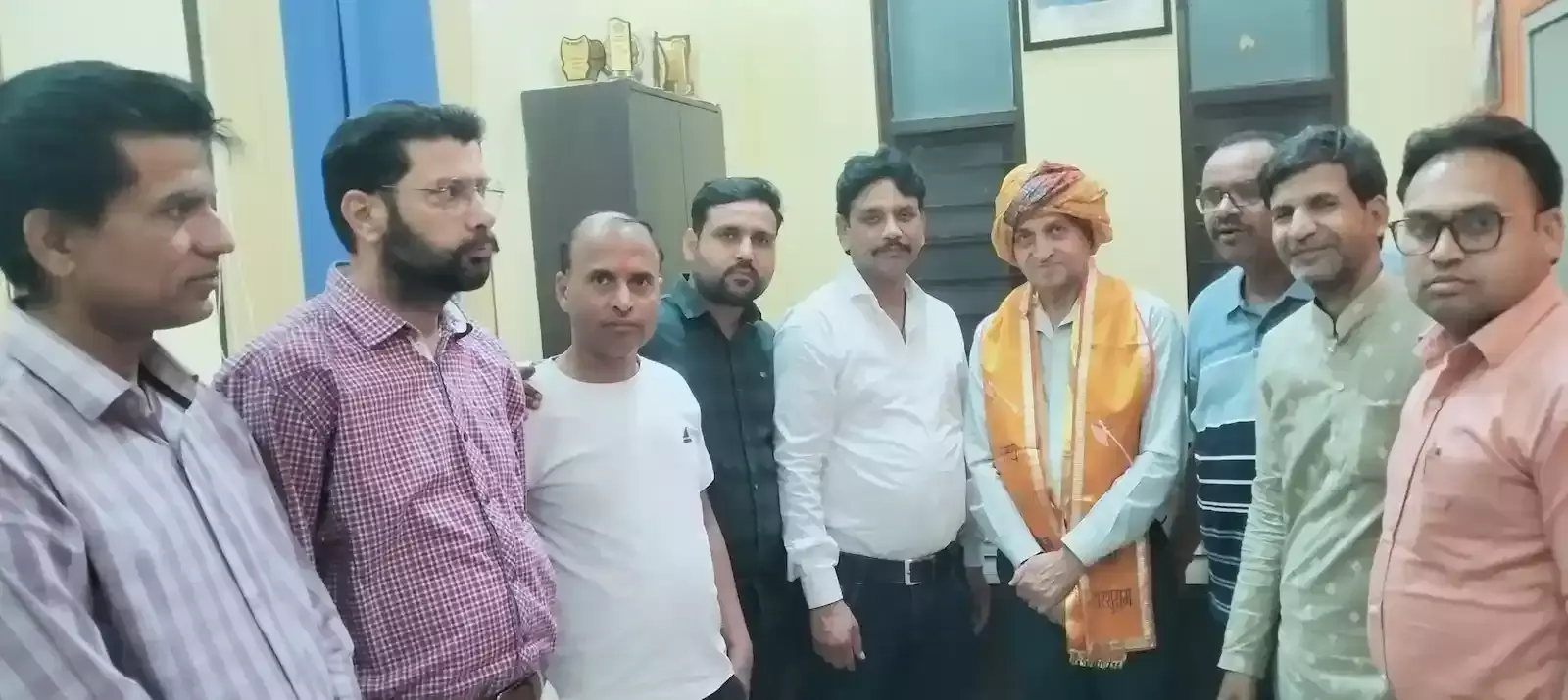गंगापुर सिटी में अधिवक्ताओं द्वारा विप्र फाउंडेशन के नवनियुक्त प्रदेशाध्यक्ष डॉ. हेमंत शर्मा का साफा पहनाकर अभिनंदन करते हुए दृश्य। गंगापुर सिटी में अधिवक्ताओं द्वारा विप्र फाउंडेशन के नवनियुक्त प्रदेशाध्यक्ष डॉ. हेमंत शर्मा का साफा पहनाकर अभिनंदन करते हुए दृश्य।