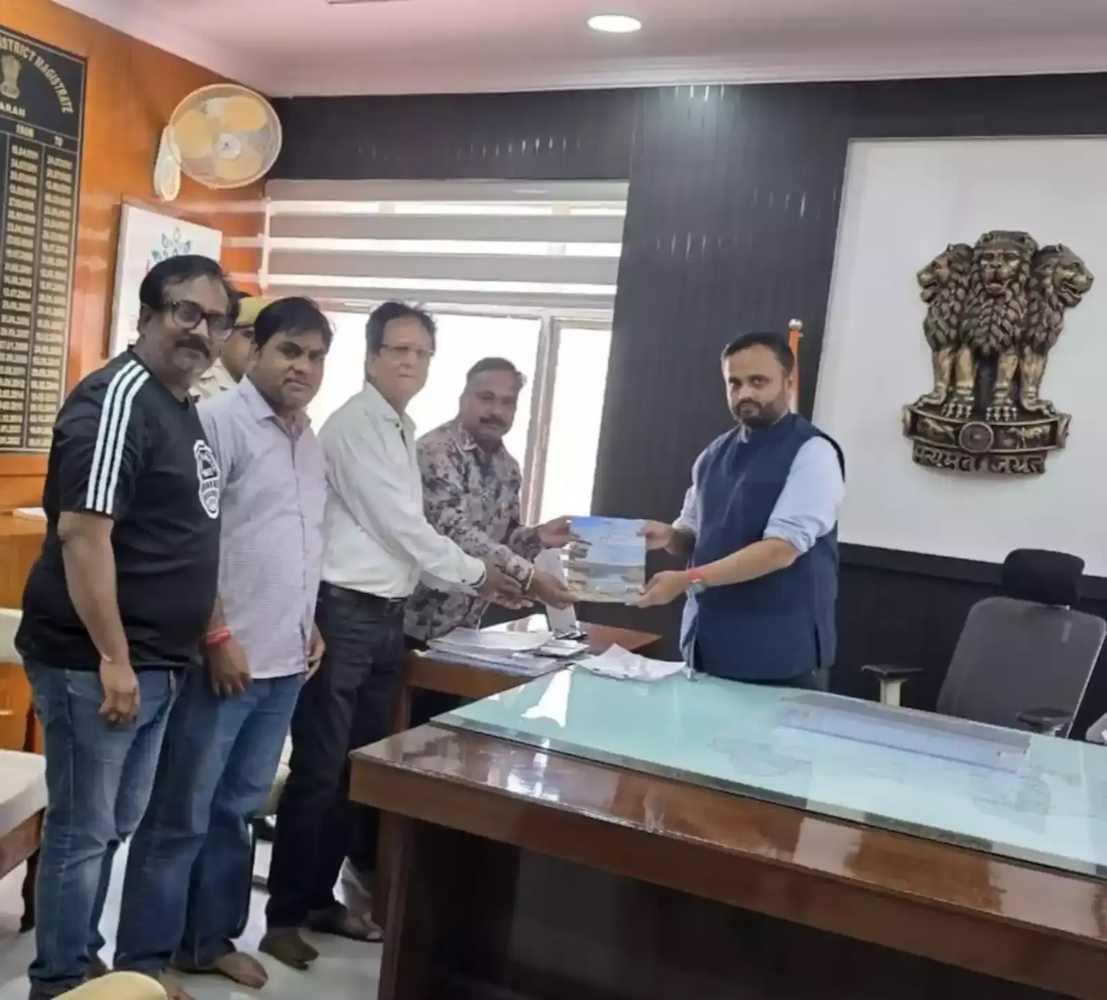 बारां जिला कलेक्ट्रेट में होटल फेडरेशन के सदस्य जिला कलेक्टर को पर्यटन कार्यालय हेतु ज्ञापन देते हुए।