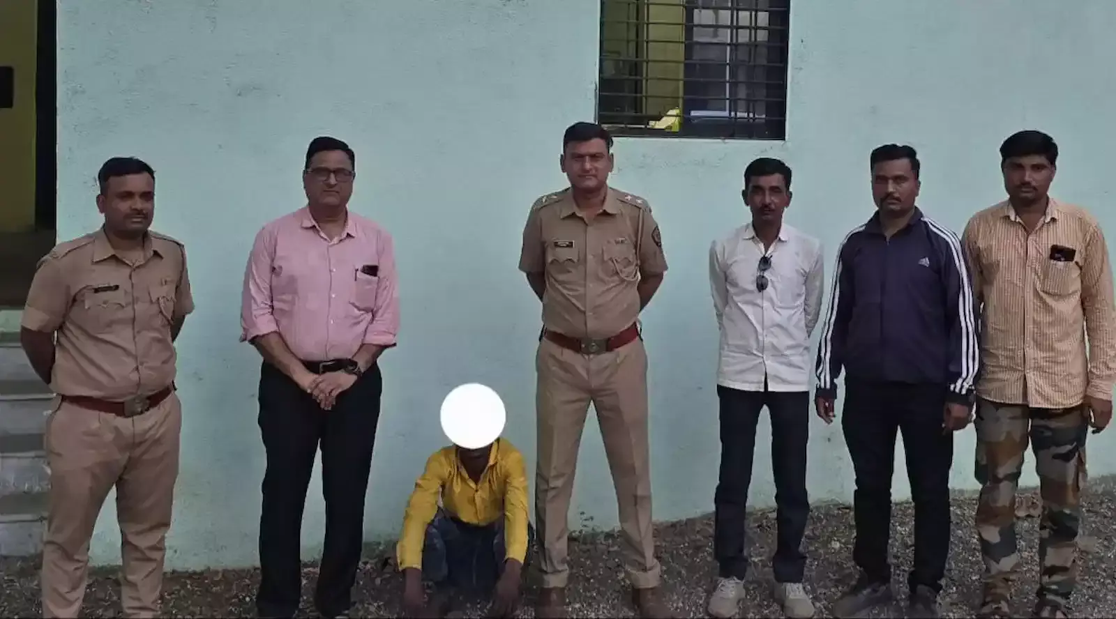 यावल के वाघझिरा आरक्षित वन क्षेत्र में आग लगाने वाले आरोपी को पकड़े हुए वन विभाग के कर्मचारी। यावल के वाघझिरा आरक्षित वन क्षेत्र में आग लगाने वाले आरोपी को पकड़े हुए वन विभाग के कर्मचारी।